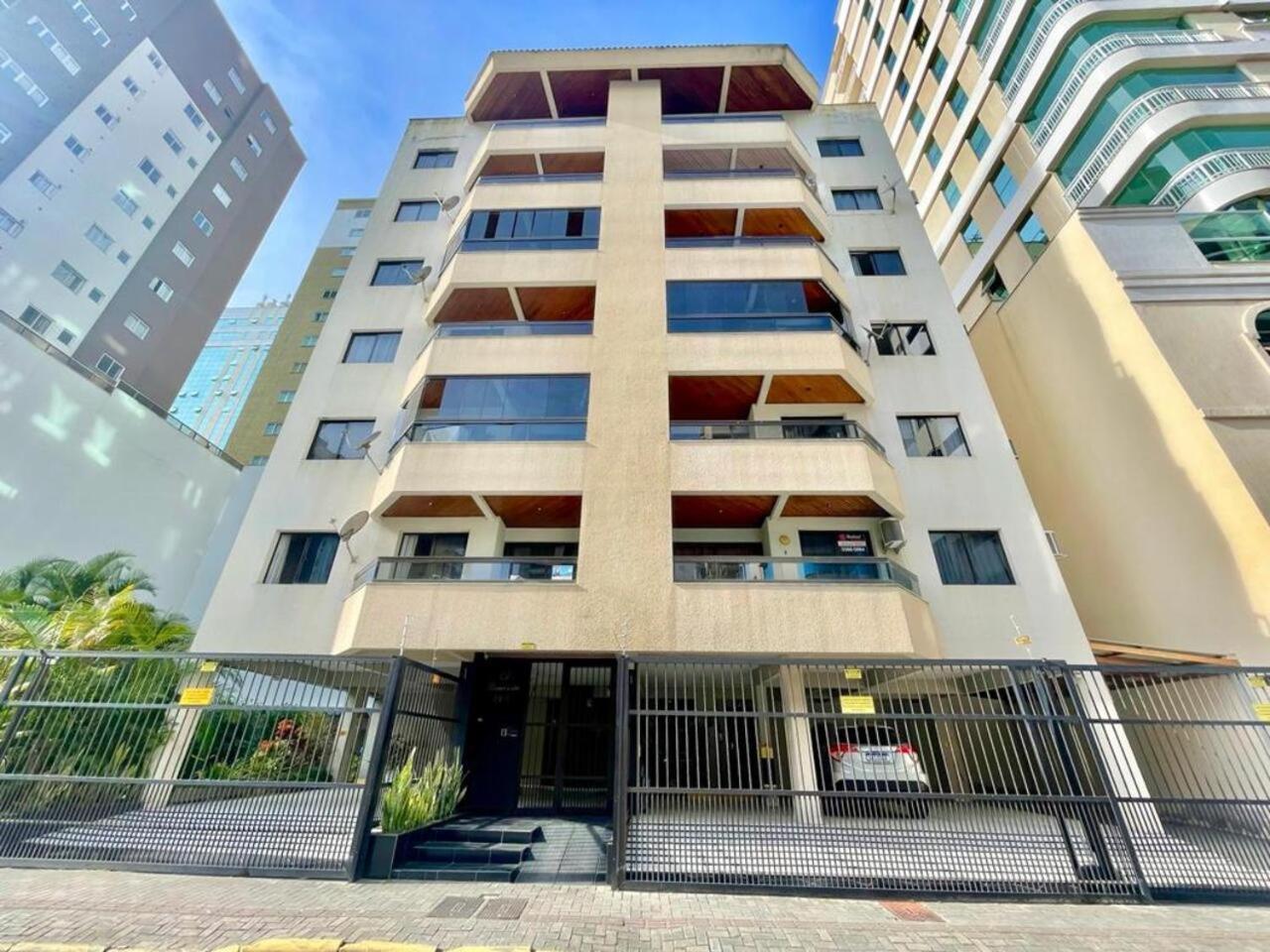 Apto amplo no coração da meia praia a 130m do mar Itapema Exterior foto